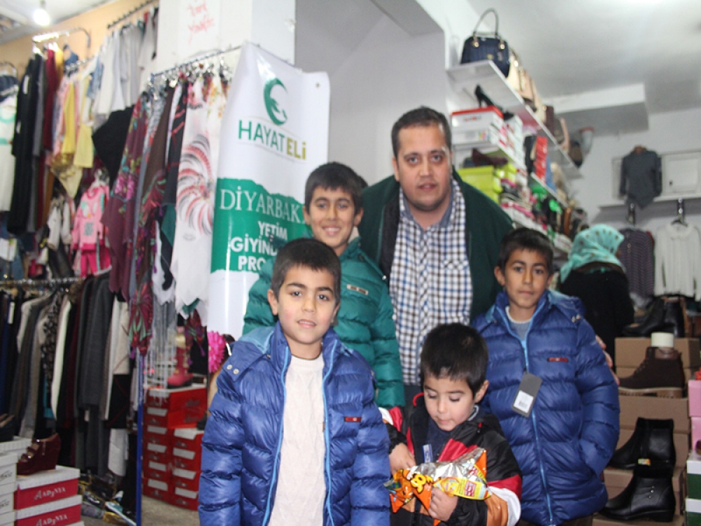 Diyarbakır da Yetimleri Giyindirdik