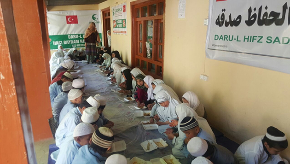 Yetimlere Yemek ikramı başladı
